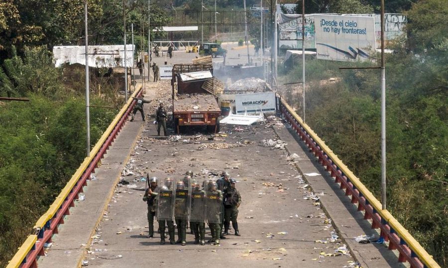 Agentes de las fuerzas de seguridad venezolanas se enfrentan con los manifestantes en el Puente Internacional Santander de Francisco de Paula en Cúcuta, Colombia, el 24 de febrero del 2019. (Pedro Portal/Miami Herald)