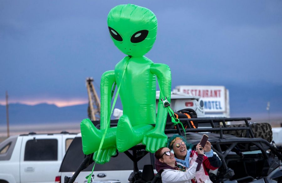 lien enthusiasts Karen Peterson, left, and Margaret LeMay, right, take a photograph with a large inflatable alien at the Little ALeInn, in the Area 51 adjacent town of Rachel, Nev., on September 19, 2019. (Brian van der Brug/Los Angeles Times/TNS)