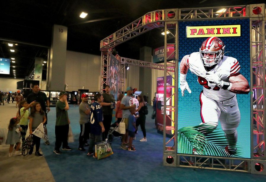 Fans lined up at the Super Bowl Experience at the Miami Beach Convention Center on Saturday, Jan. 25, 2020. (Mike Stocker/Sun Sentinel/TNS) USA