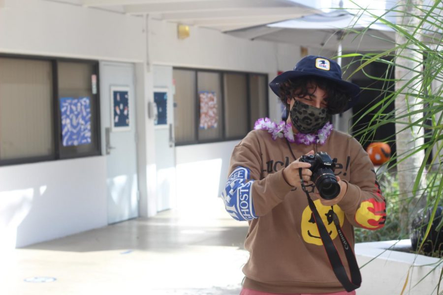 A big thank you to staff photographer and junior Julian Concepcion, as he keeps track of Spirit Week photos while still participating in Tourist Day on Wednesday.