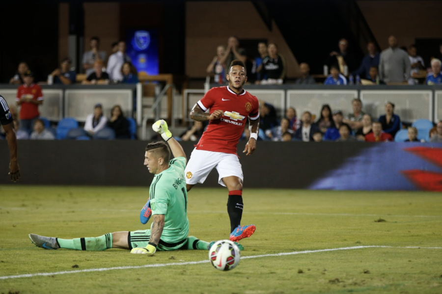 San Jose Earthquakes goalkeeper David Bingham (1) cannot stop Manchester Uniteds Memphis Depay (9) from scoring in the first half of the International Champions Cup North America at Avaya Stadium in San Jose, Calif., on Tuesday, July 21, 2015.