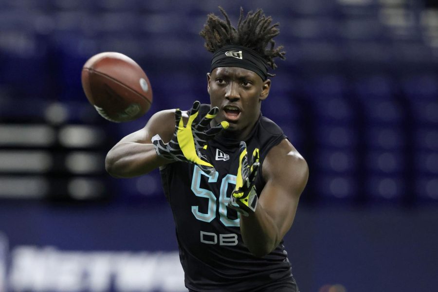Verone McKinley III of Oregon runs a drill during the NFL Combine at Lucas Oil Stadium on March 6, 2022 in Indianapolis. (Getty Images/TNS)
