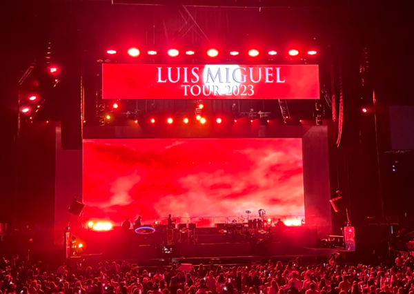 When Luis Miguel is ready to go on stage, the sun on the screen rises as a representation of his nickname The Sun of Mexico. His nickname is a reference to his mother, who gave him the name My Sun when he was a child.
