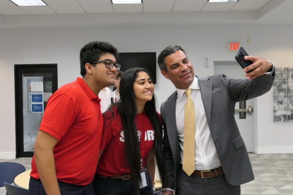 Mayor Francis Suarez takes a selfie with sophomore Nabeel Ishoof and senior Rania Ishoof. Suarez took many questions from the group of students and faculty that attended the event. It’s important to come to places like this and listen to political conversations… you can think more broadly, said Ishoof.