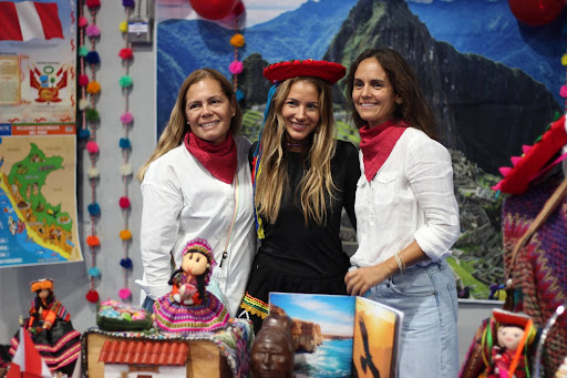 Los padres representan con orgullo al Perú en su stand durante la celebración del Mes de la Herencia Hispana, exhibiendo artículos culturales frente a Machu Picchu como fondo. El stand de Perú fue una de las 18 exhibiciones de países, dirigidas por padres, que enseñó la rica diversidad de las culturas hispanas. Su participación ayudó a crear un sentido de comunidad y orgullo, permitiendo a los estudiantes aprender sobre diferentes tradiciones de primera mano.